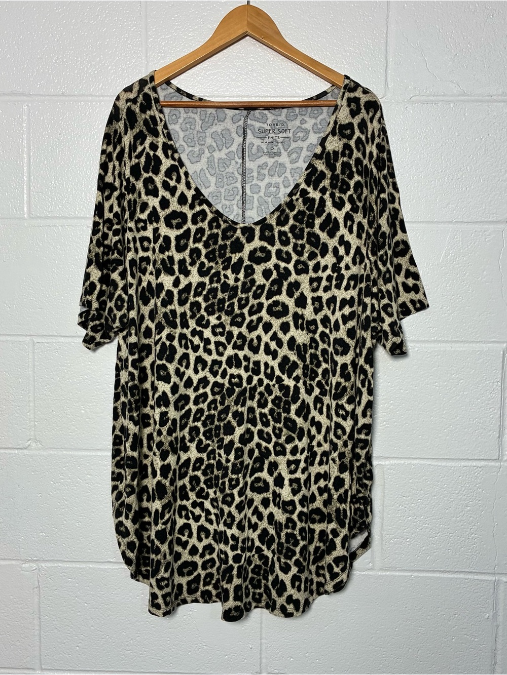 Torrid super soft knits leopard print vneck top